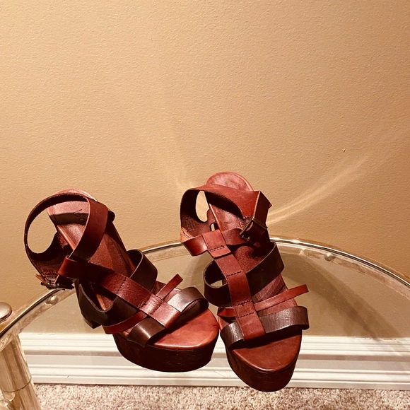 Le Chateau Brown Leather Chunky Heels - Picture 2 of 4